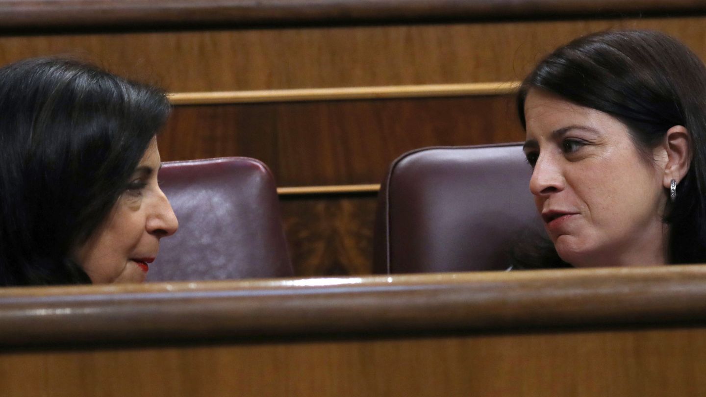 Margarita Robles y Adriana Lastra, portavoz y portavoz adjunta del PSOE en el Congreso, durante una sesión de control al Gobierno. (EFE)
