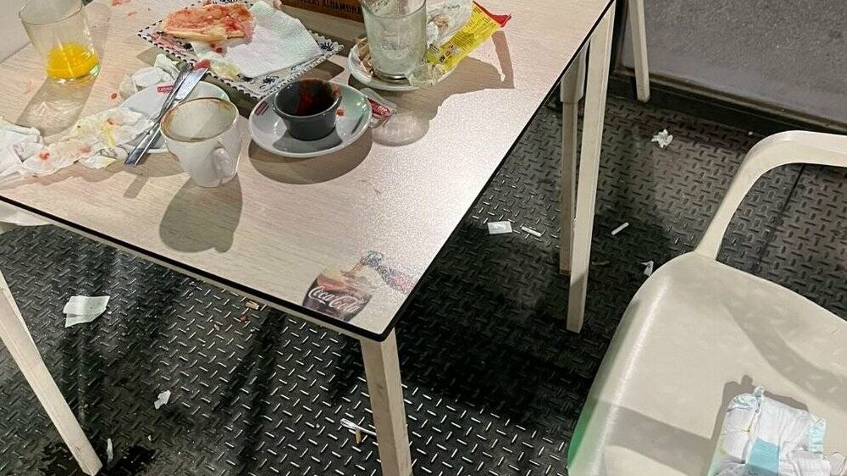 "Además en la silla dejan la propina": un camarero comparte cómo le han dejado la mesa sus clientes e indigna a todos