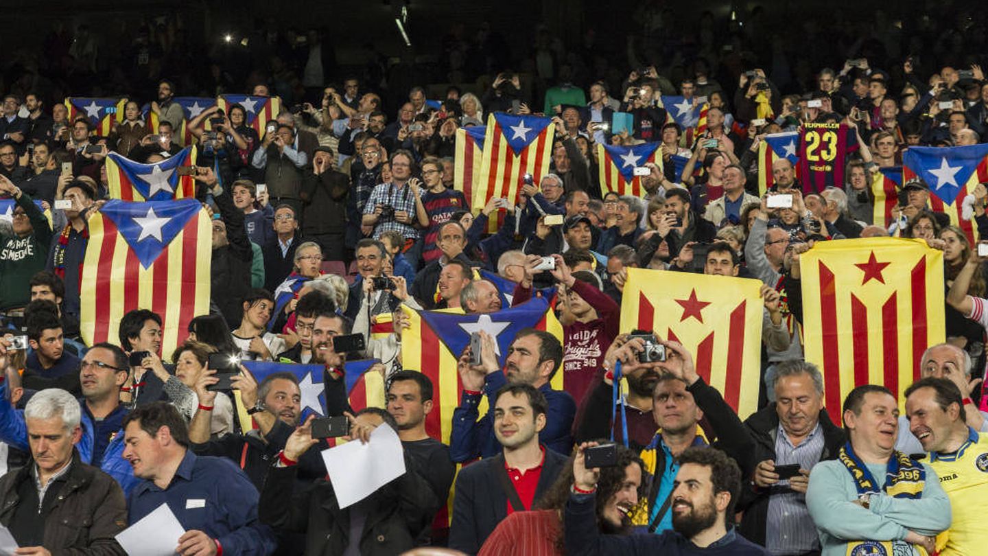 Banderas independentistas en el Camp Nou. (EFE)