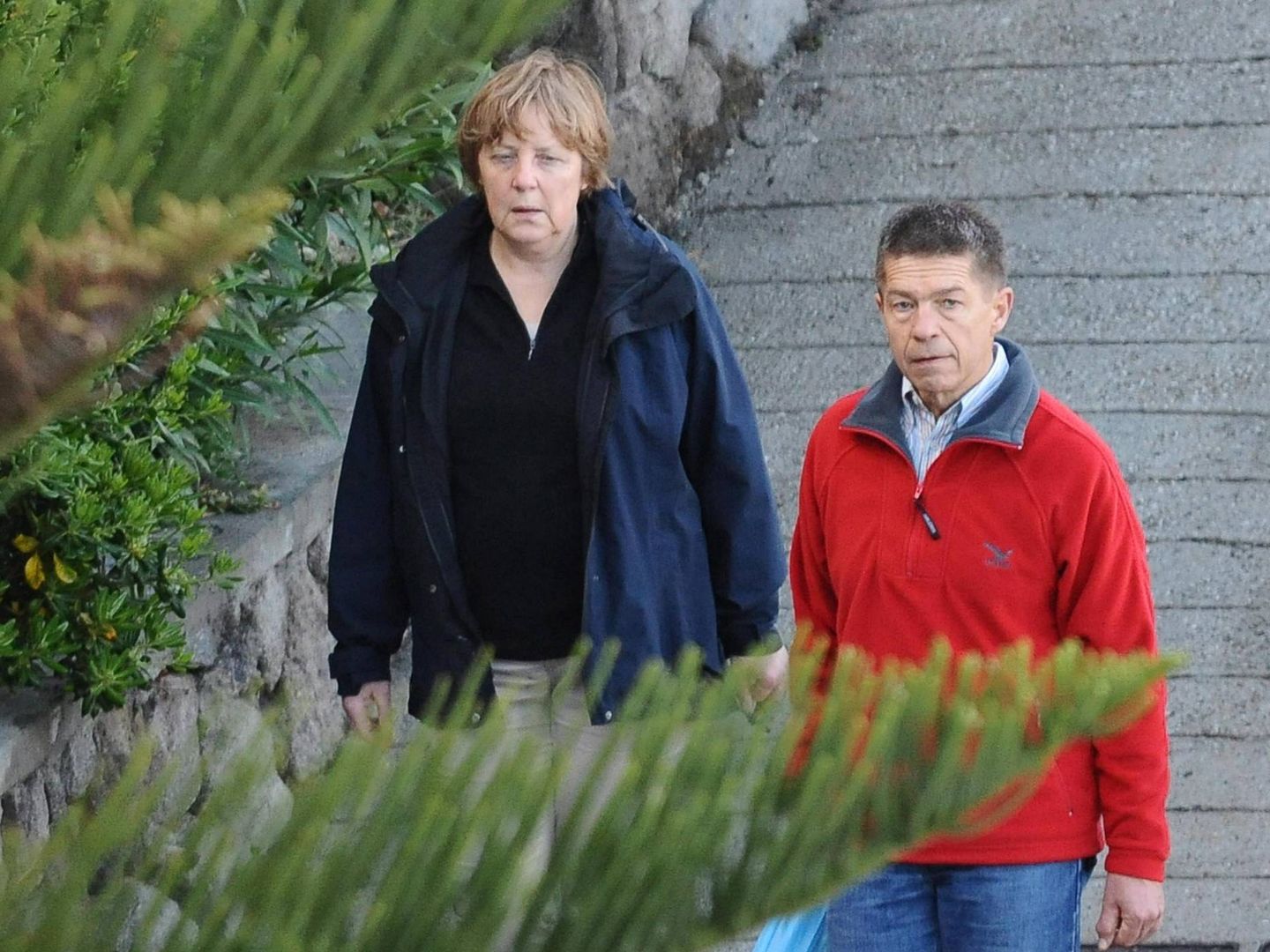 Angela Merkel pasea con su marido, Joachim Sauer en la isla napolitana de Ischia (Italia). (EFE, archivo)