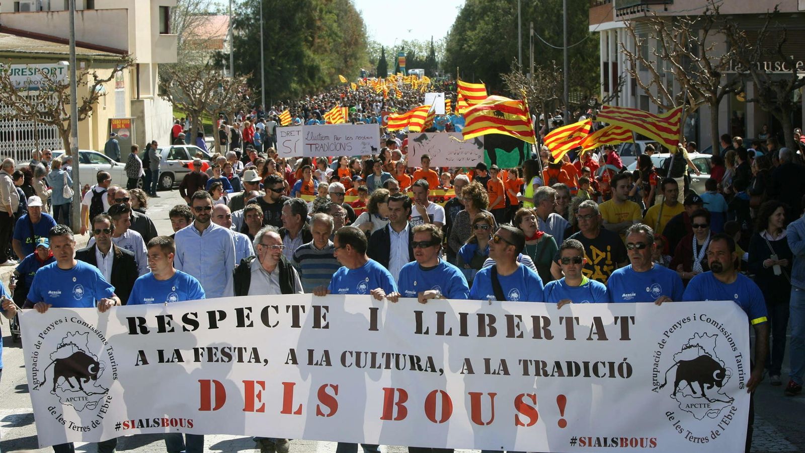 Foto: Miles personas reivindican en Amposta (Tarragona) que pervivan las tradiciones taurinas. (EFE)