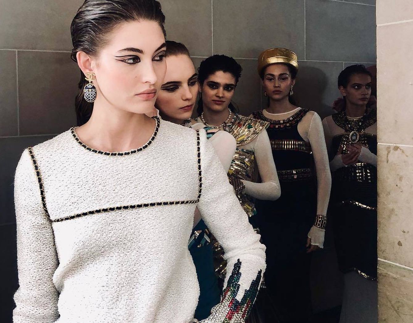 En el desfile de Chanel, las modelos peinadas con el wet look.