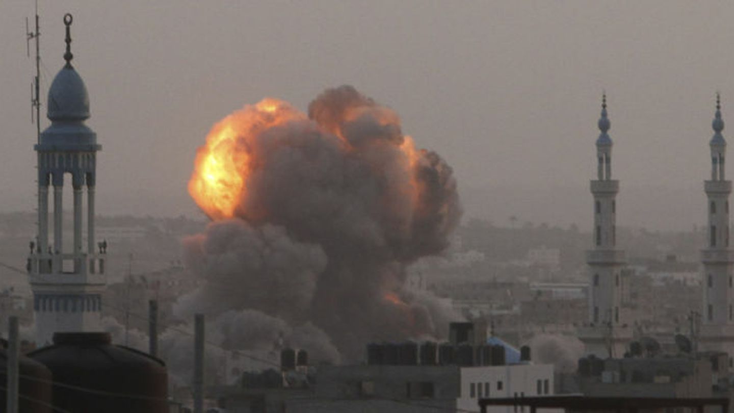 Una explosión en el centro de Ciudad de Gaza tras un ataque aéreo israelí (Reuters).