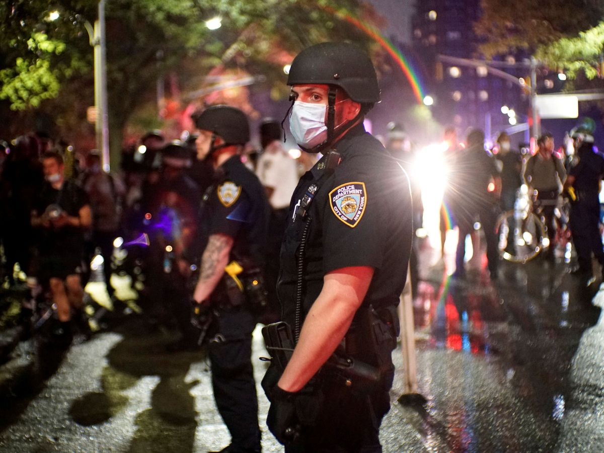 Foto: Oficiales de policía en Nueva York, durante las protestas por la muerte de George Floyd. (Reuters)