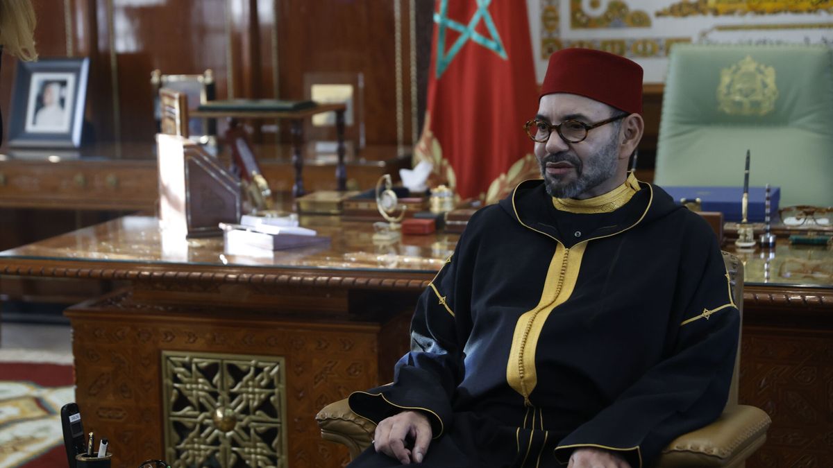 El rey de Marruecos invita al presidente de Argelia a un "mantener un diálogo" en Rabat