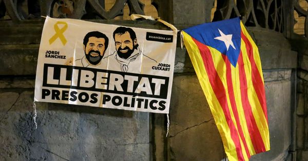 Foto: Cartel que pide la libertad de los líderes independentistas presos Jordi Sànchez y Jordi Cuixart. (EFE)