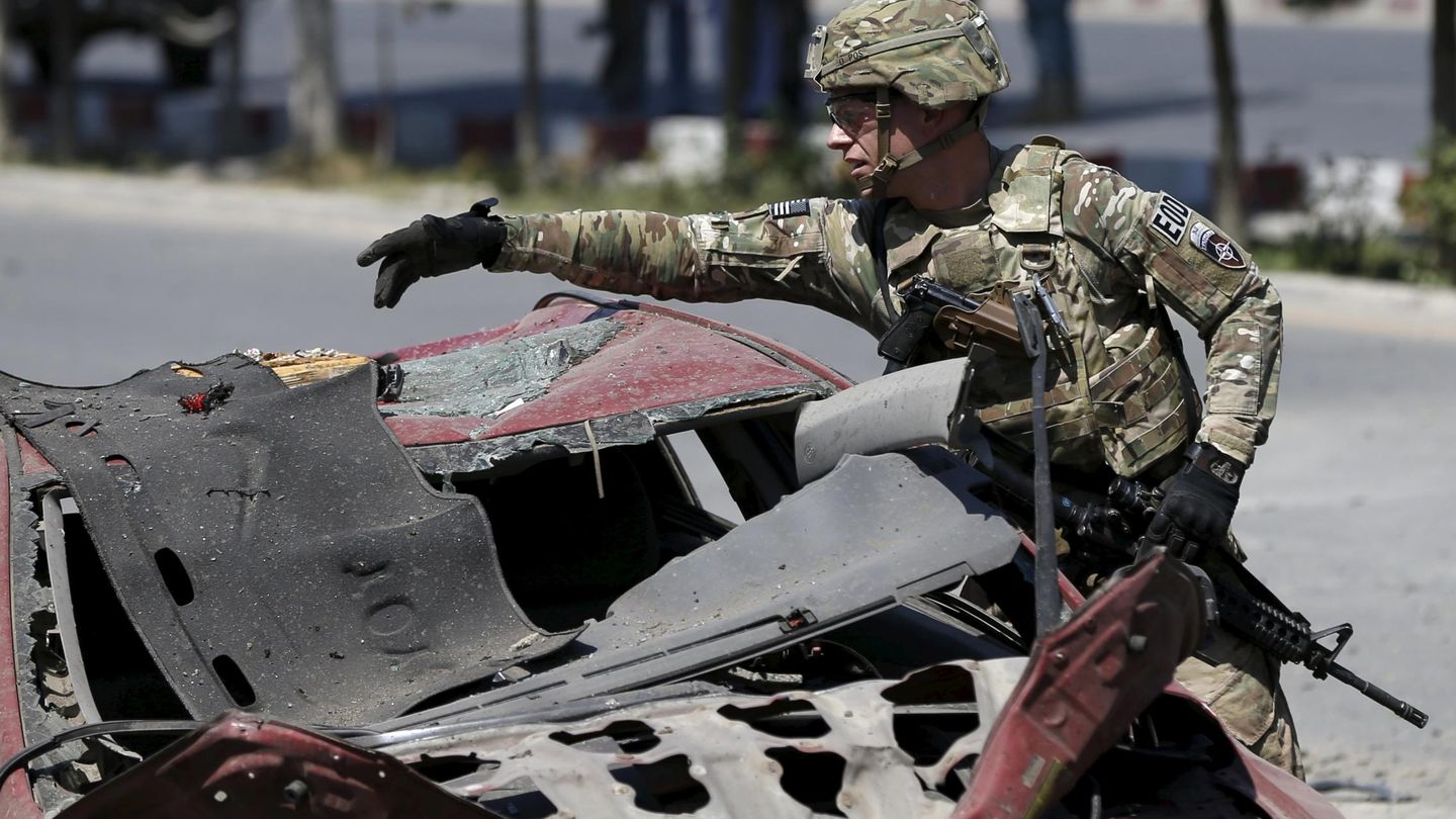 Un soldado de Estados Unidos investigando la explosión en el aeropuerto de Kabul. (Reuters)