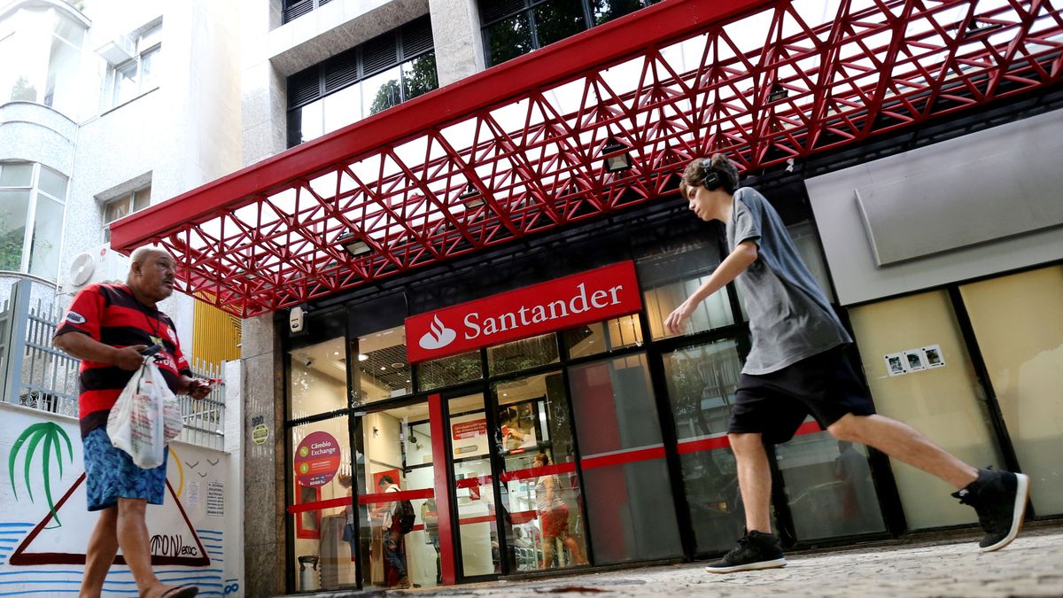 El Santander reduce el ERE a 3.800 trabajadores y sube reubicaciones a 1.200