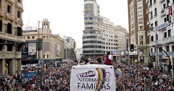 Foto: La Gran Vía madrileña, en 2010, durante el desfile del Orgullo Gay que reivindicó los derechos de los transexuales. (EFE)