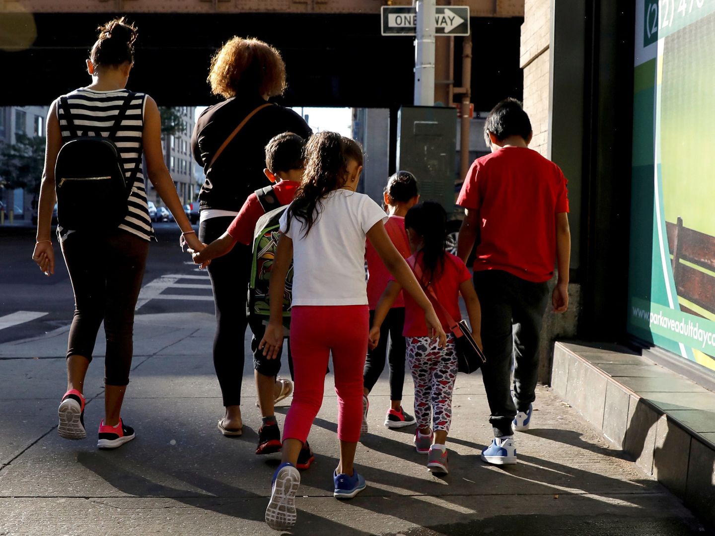 Varios niños inmigrantes separados de sus familias son llevados a un centro de cuidado de menores en Nueva York. (Reuters)