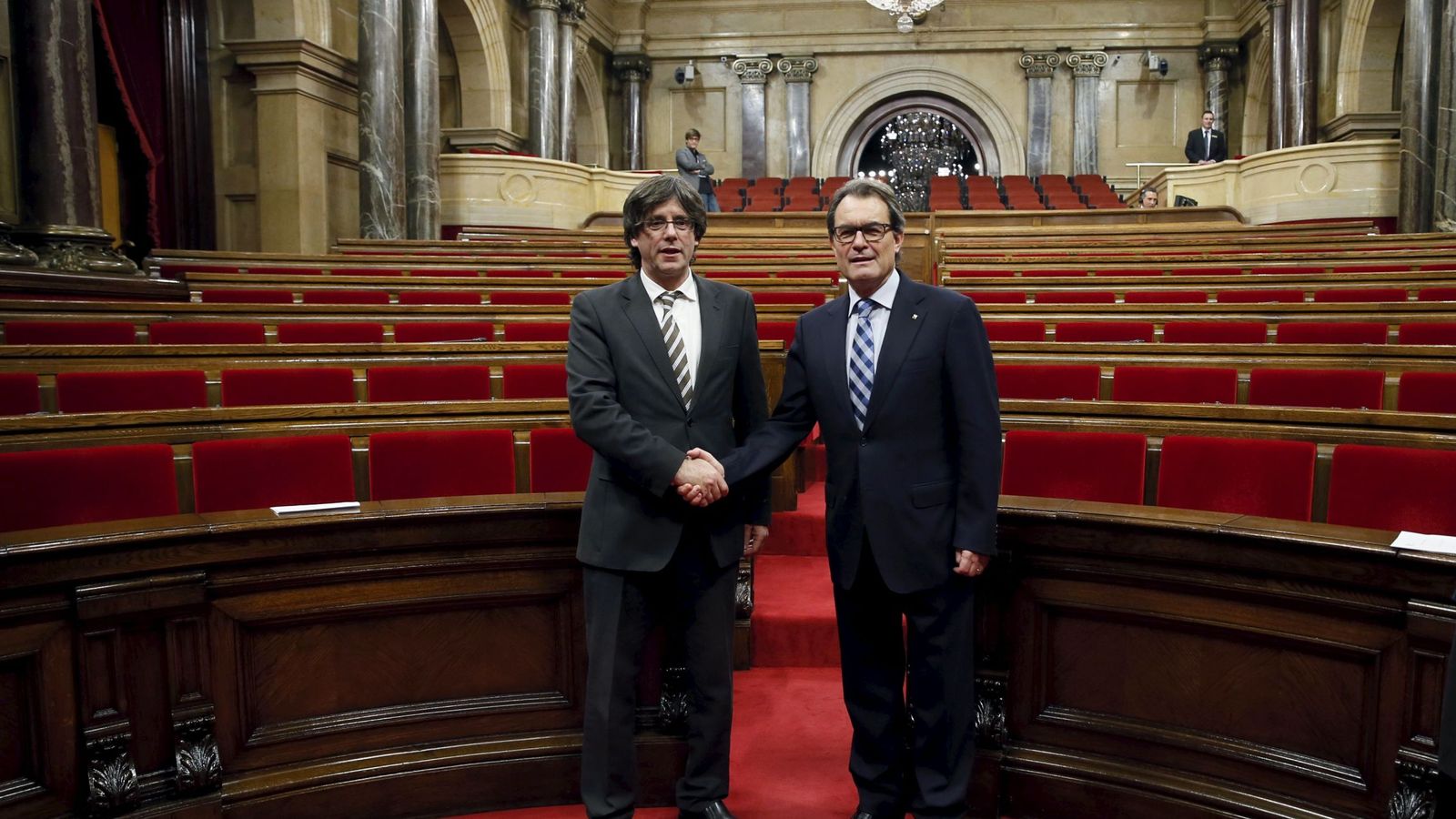 Foto: Carles Puigdemont (izq.) y Artur Mas (der.) tras ser el primero investido presidente de la Generalitat (Albert Gea/Reuters)