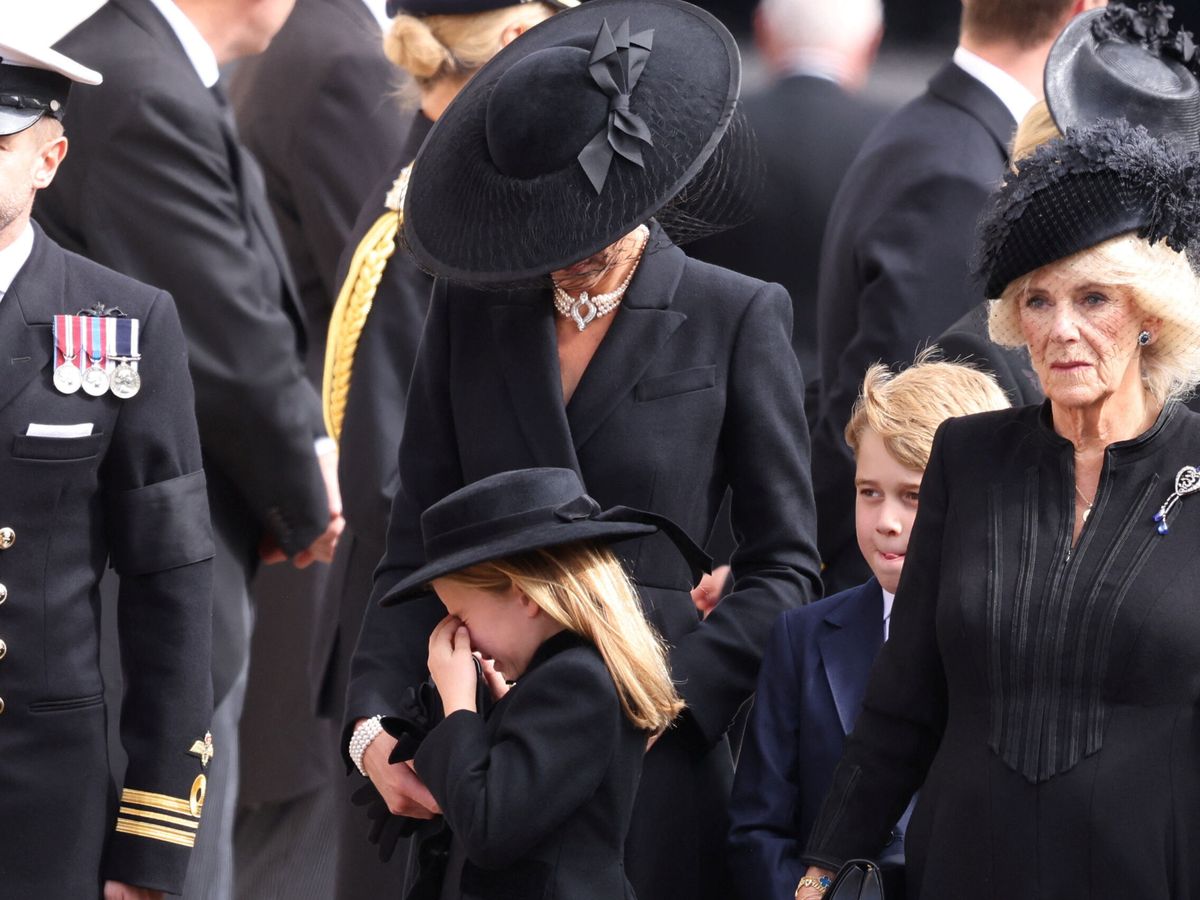 Foto: La princesa Charlotte, Kate Middleton y Camila Parker, en el funeral de Isabel II. (Reuters/Pool/Phil Harris)