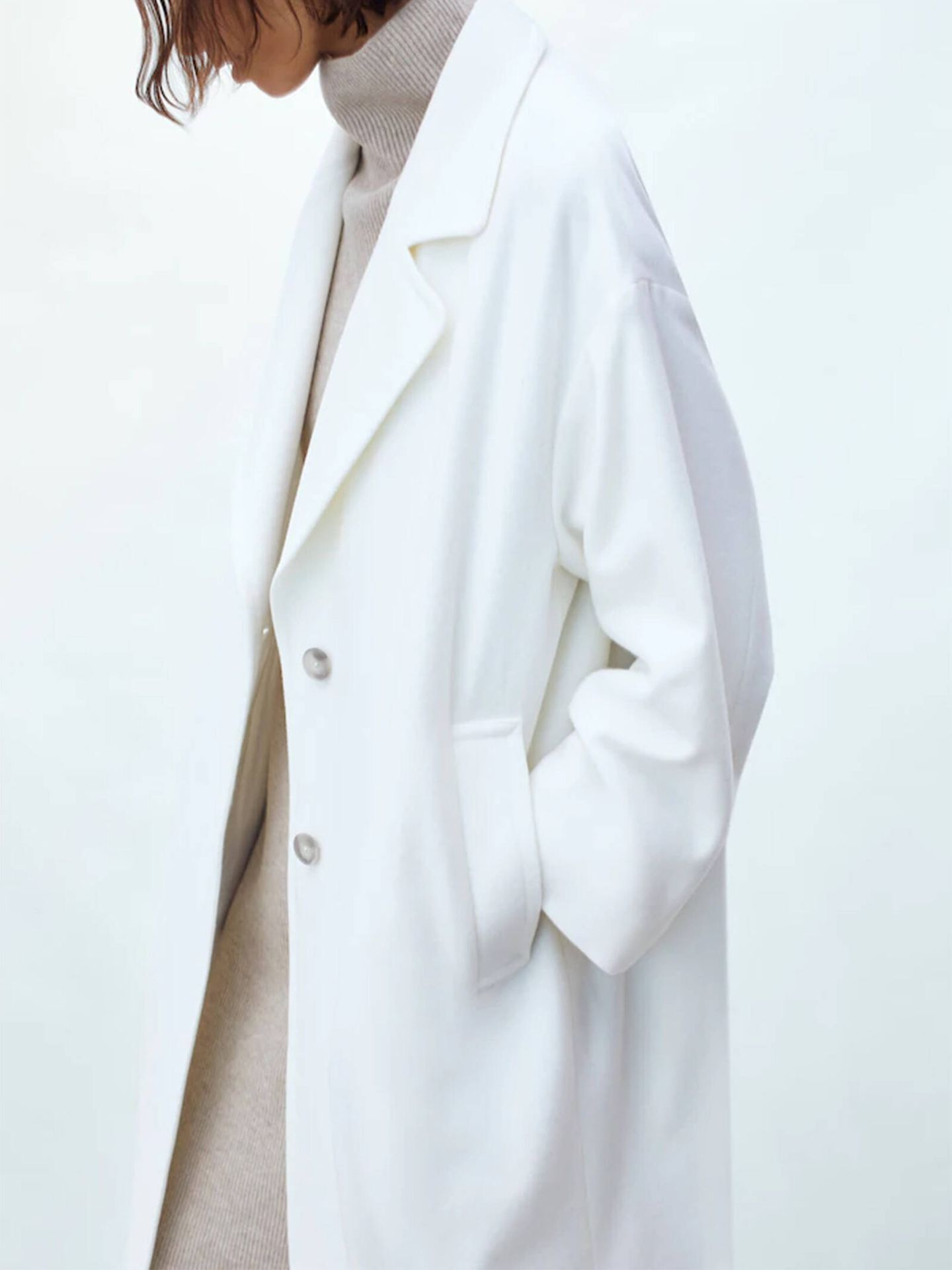 El abrigo blanco de Massimo Dutti para looks elegantes y con estilo. (Cortesía)