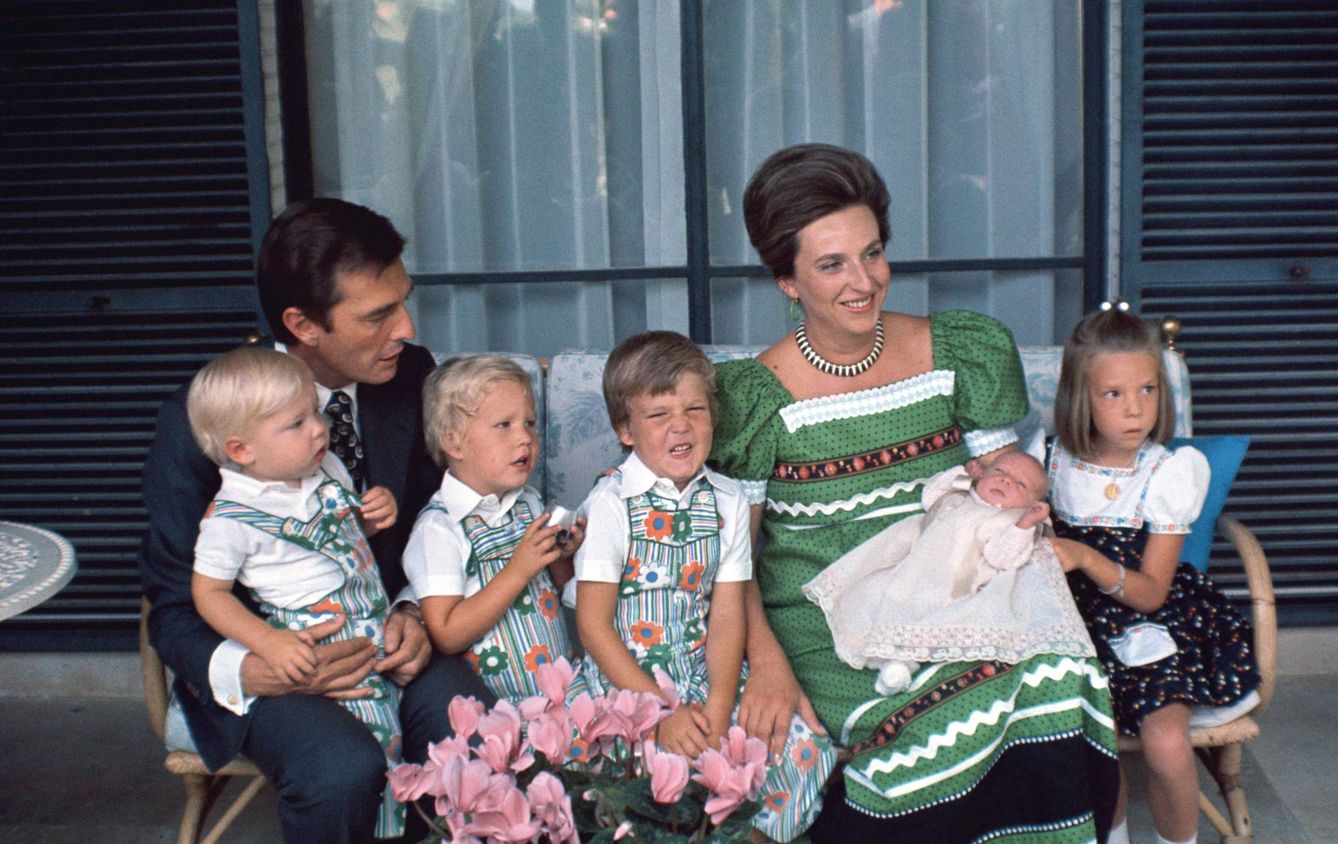 La infanta Pilar y su marido con sus cinco hijos. (Getty)