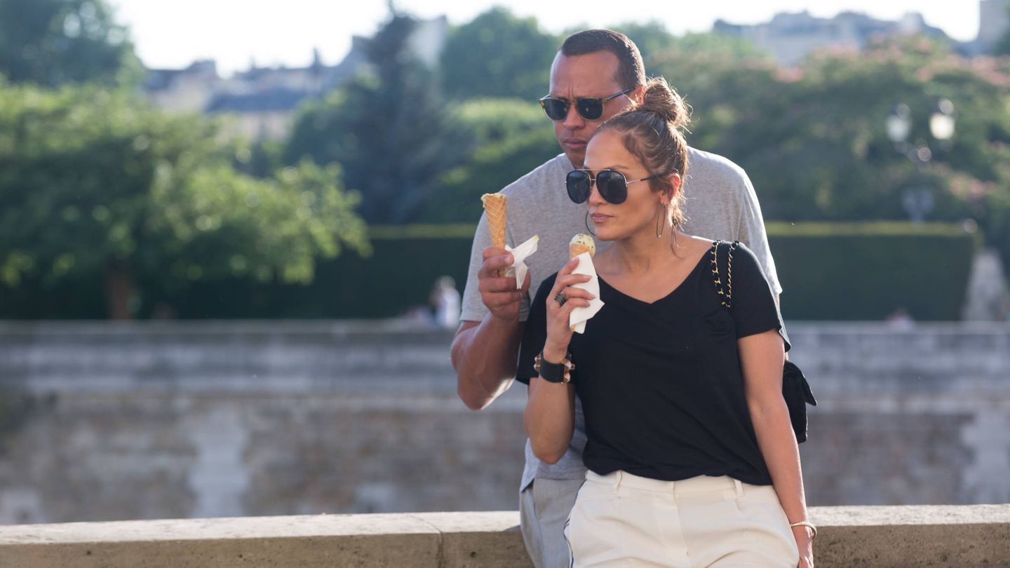  Jennifer Lopez y Alex Rodríguez comen helados junto al parisino río Sena. (Gtres)