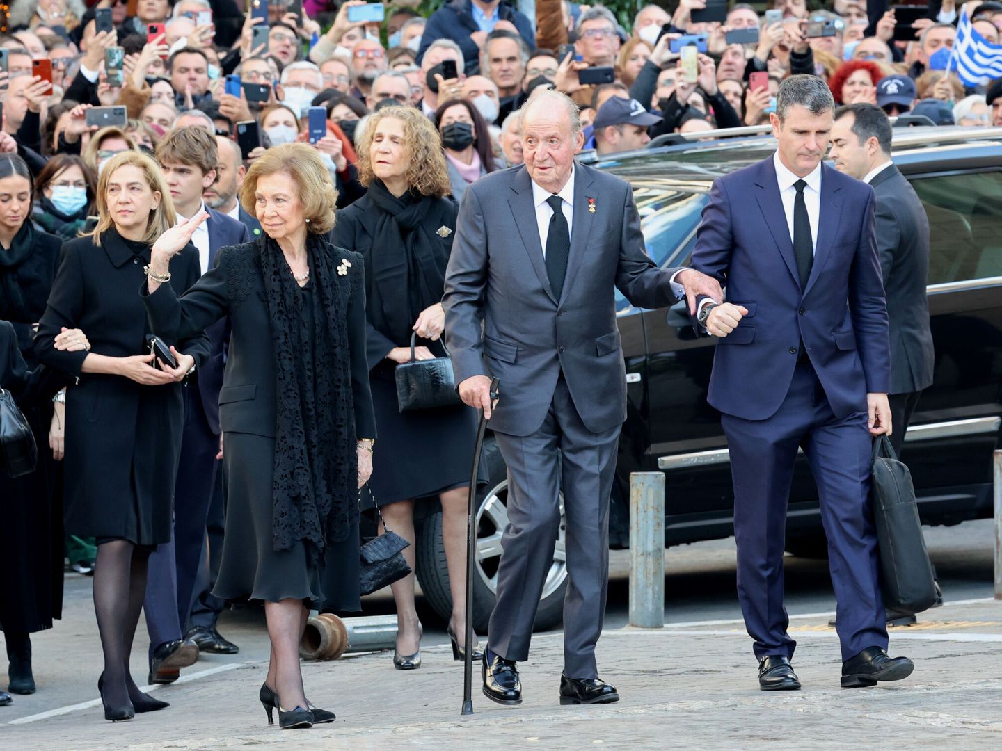 La reina Sofía y el rey Juan Carlos I, acompañados de las infantas Cristina y Elena y sus nietos, en el funeral por el rey Constantino de Grecia. (Europa Press)