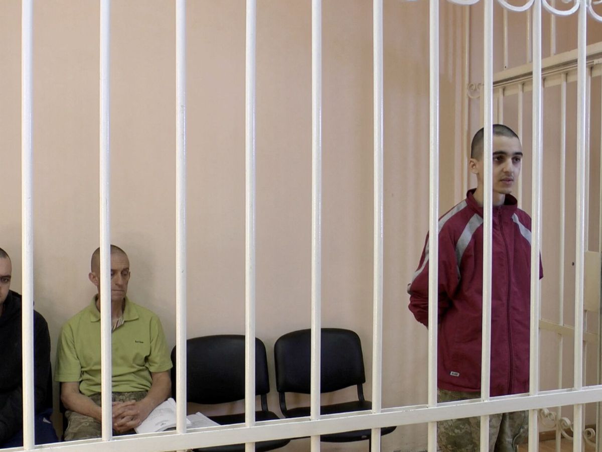 Foto: Un momento del 'juicio' contra los tres extranjeros en la Corte Suprema de la autoproclamada República Popular de Donetsk. (Reuters)