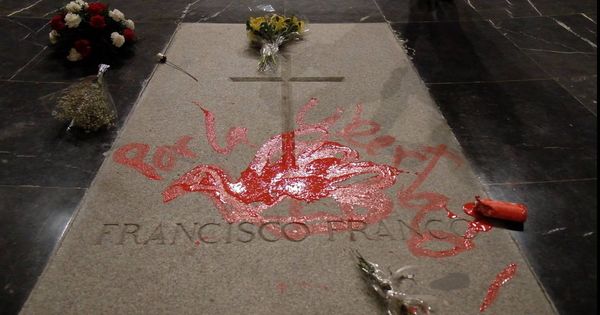 Foto: Imagen de la tumba de Franco pintada de color rojo. (CC)