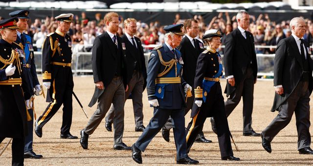 El cortejo real que acompañó a la reina en su traslado. (Reuters/Jeff J Mitchell)