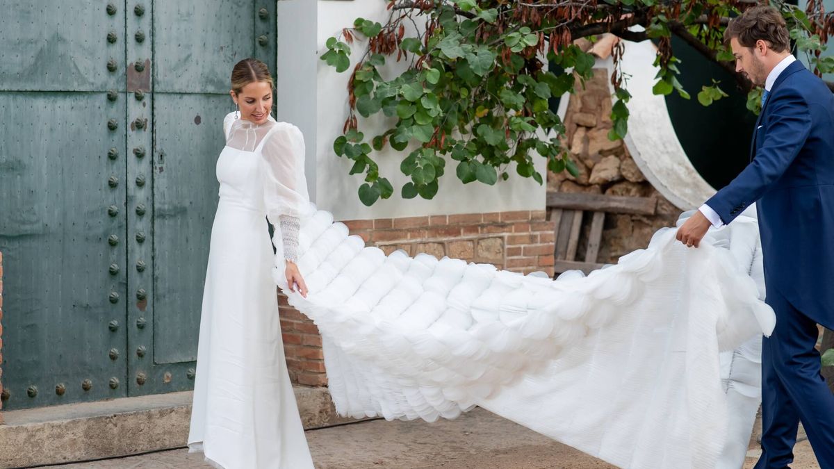 Carmen y su vestido de novia con cola 3D que causa sensación en Instagram