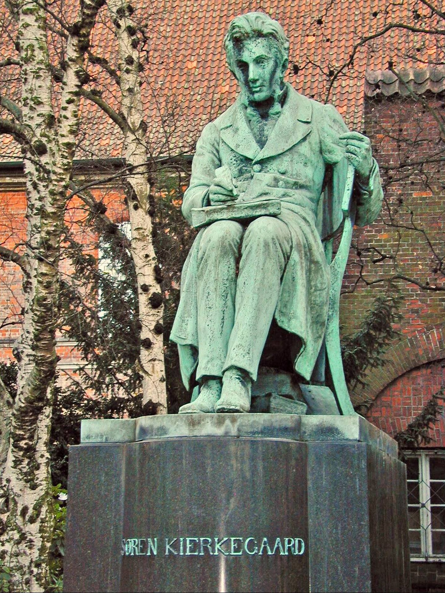 Estatua de Soren Kierkegaard en la entrada de la Biblioteca Nacional de Copenhague