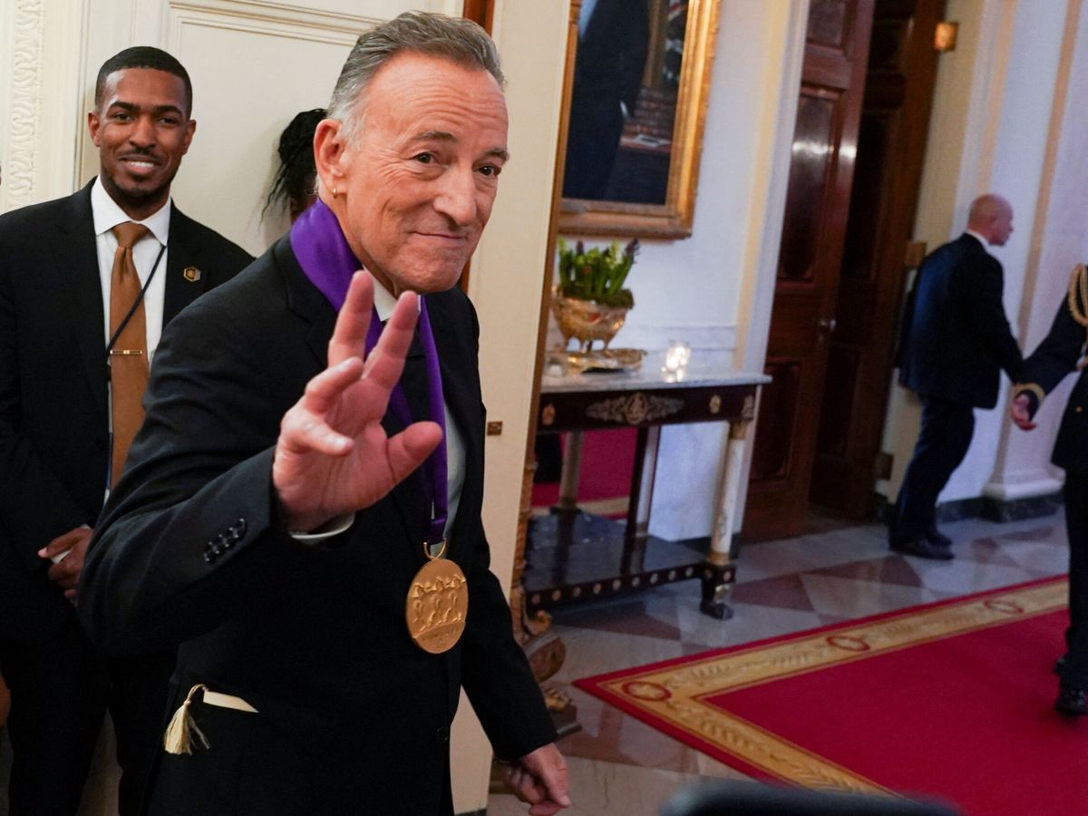 Foto: Bruce Springsteen, con la Medalla Nacional de las Artes estadounidense. (Kevin Lamarque/Reuters)
