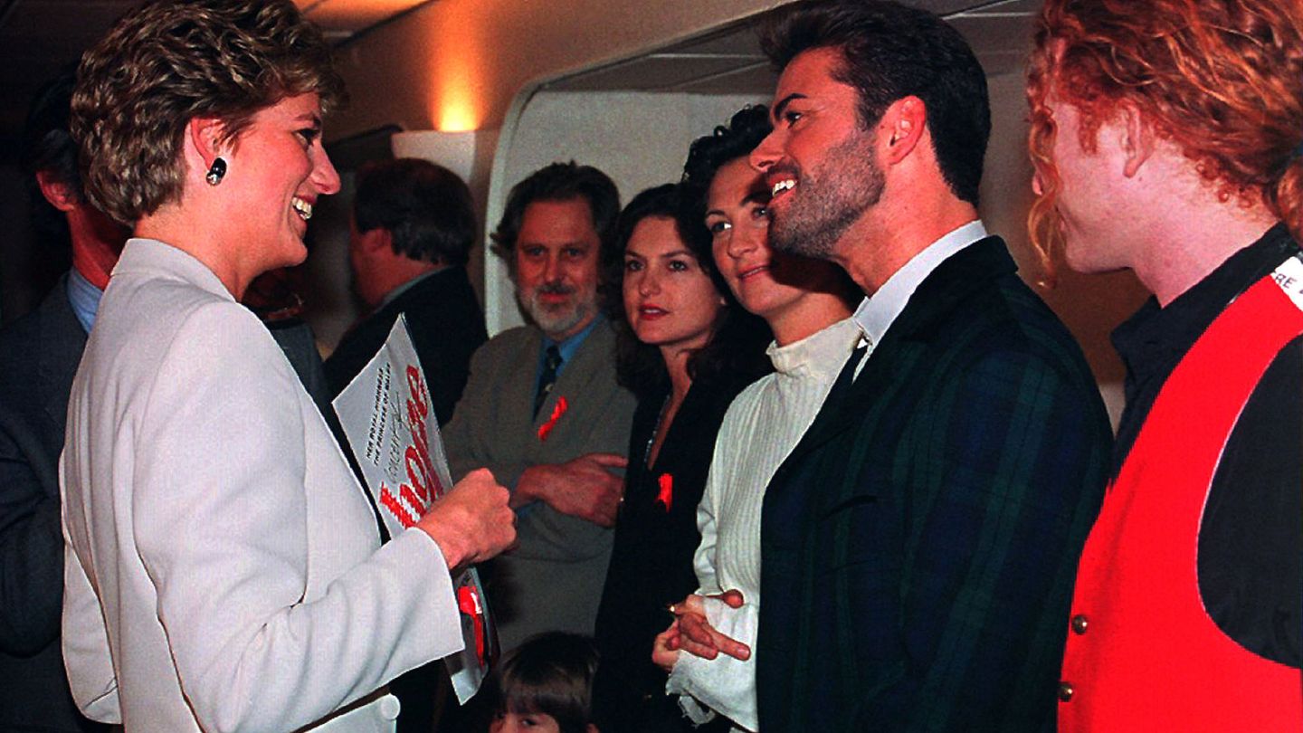 La princesa Diana charla con artistas antes del Concierto por la Esperanza en Londres. (Reuters)