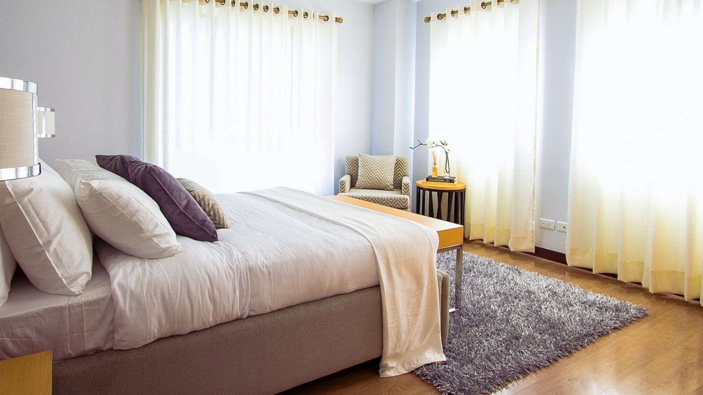 Hacer la cama diariamente ayudará a mantener la casa limpia y orenada. (Pexels/M&W Studios)