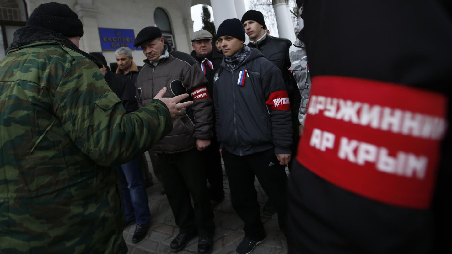 Miembros de las autodefensas de Crimea en una estación de Simferópol (Reuters).
