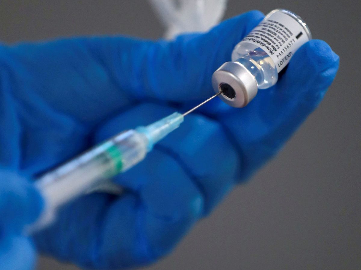 Foto: Una enfermera prepara la vacuna de Pfizer. (Reuters) 