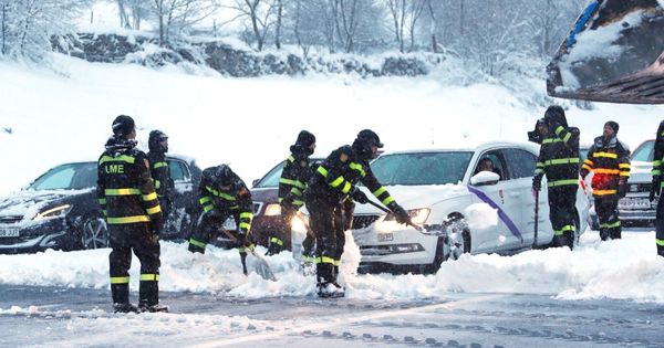 Foto: Efectivos de la UME trabajan para despejar la AP-6 y liberar a los conductores atrapados por la nieve. (EFE)