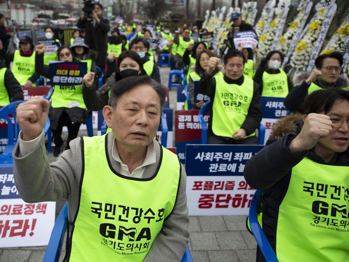 Foto: Protesta de doctores en Seúl, la capital de Corea del Sur. (EFE/Jeon Heon-kyun)