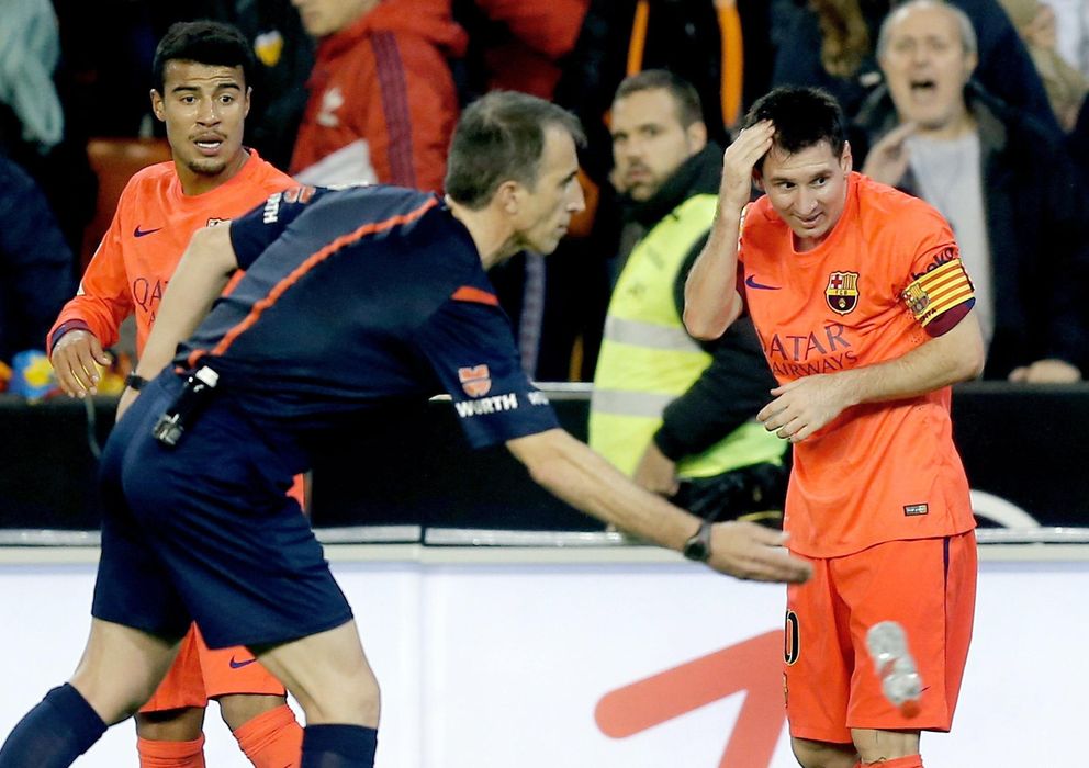 Foto: Leo Messi, justo después de ser agredido por la grada de Mestalla.