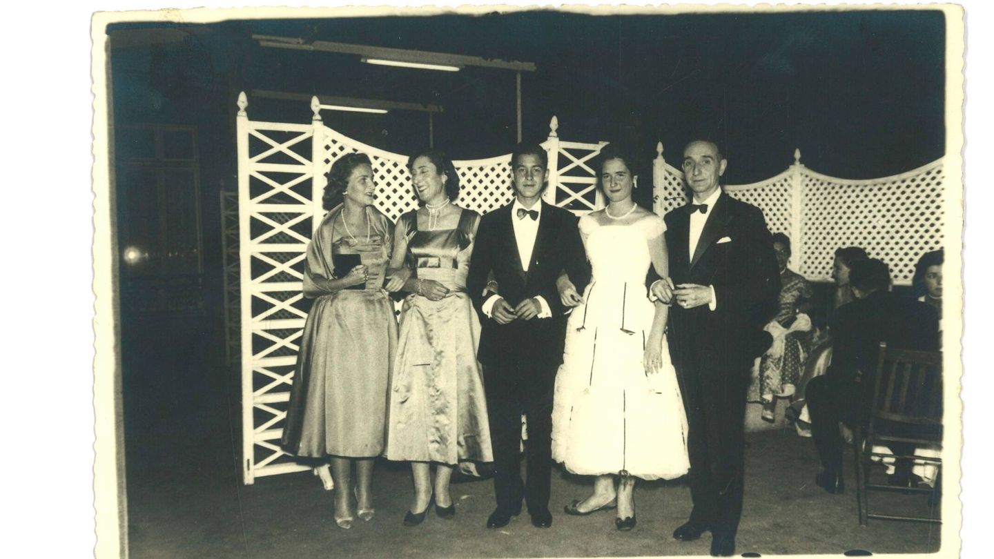 De izquierda a derecha: mi tía, mi madre, mi primo, yo y mi padre en una fiesta en el Club Marítimo de Bilbao, en 1954. (Álbum familiar)