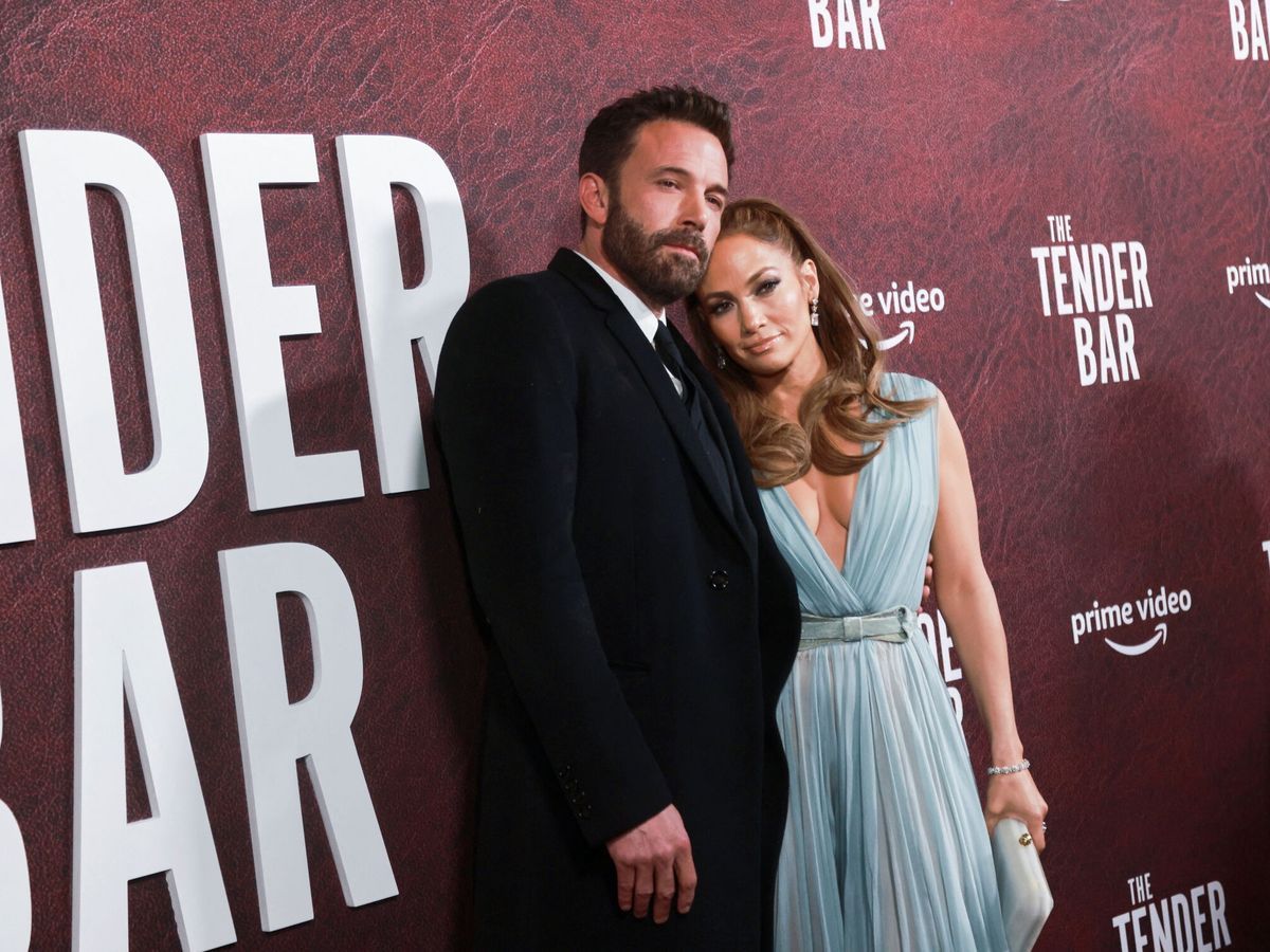 Foto: Ben Affleck y Jennifer Lopez posan en la presentación de 'The tender bar'. (Reuters/Aude Guerrucci)