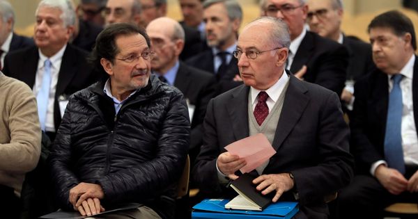 Foto: El expresidente de Bankia Rodrigo Rato (d) junto al exconsejero de Caja Madrid José Antonio Moral Santín (i), durante la primera sesión del juicio por la salida a bolsa. (EFE)