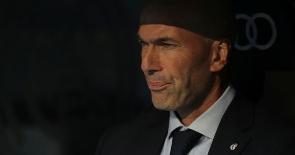 Foto: Zidane con gesto serio en el banquillo del Real Madrid. (Efe)