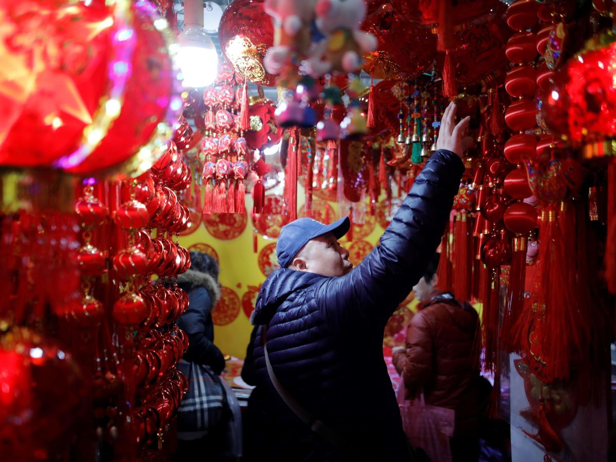 Foto: Un hombre en un comercio de Pekín. (EFE)
