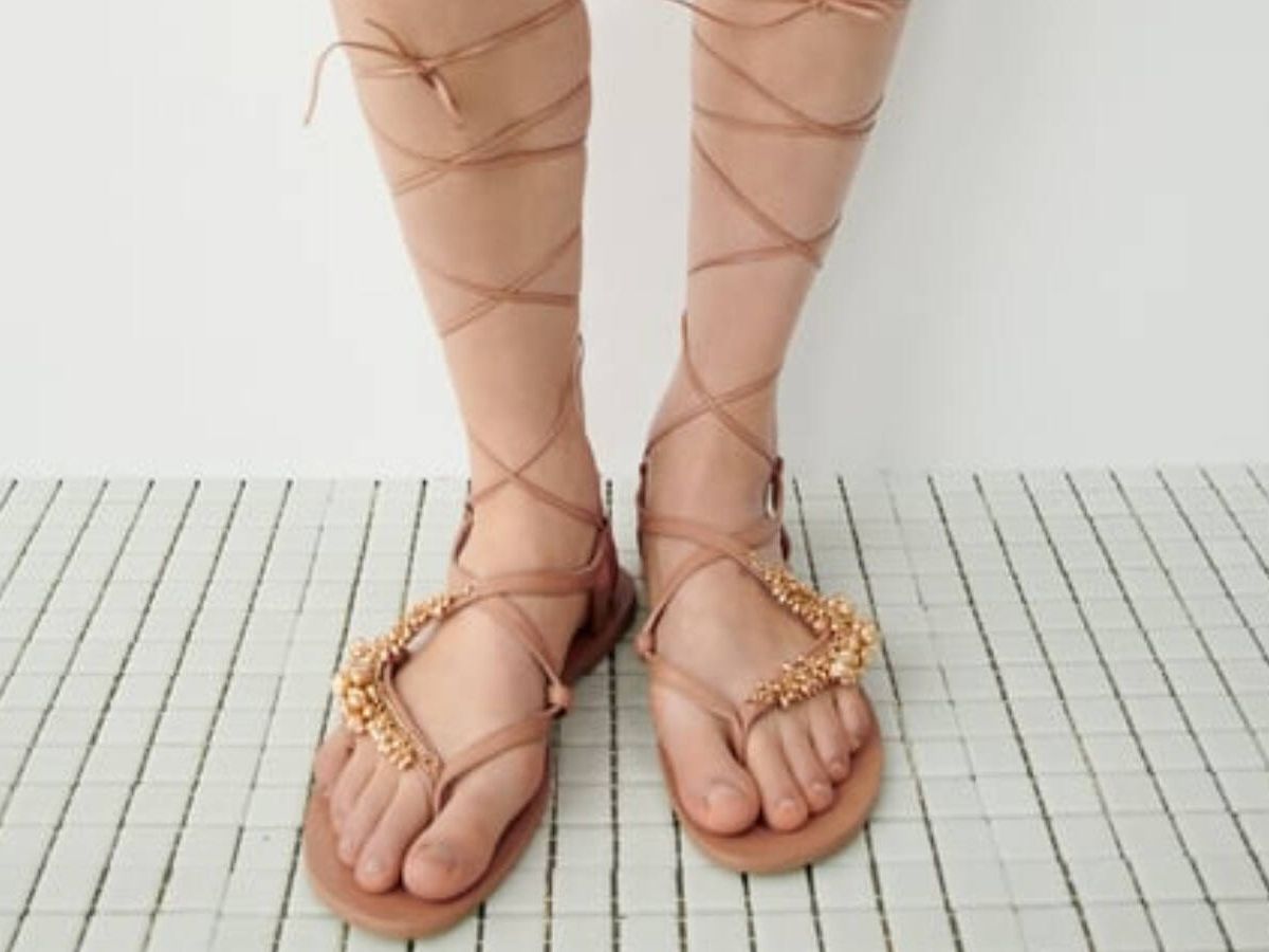 Foto: Sandalias planas y cómodas para comprar en rebajas. (Zara/Cortesía)