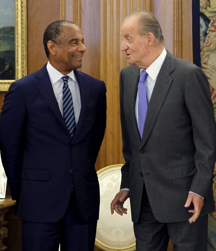 Foto: Foto de archivo de Juan Carlos I con el presidente mundial de American Express, Kenneth I. Chenault, en el Palacio de la Zarzuela. (EFE)