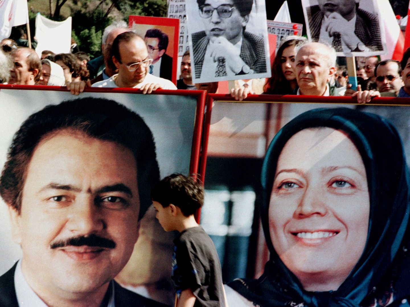 Partidarios del CNRI muestran retratos de Massoud y Maryam Rajavi durante una protesta en Roma, en 1999. (Reuters)