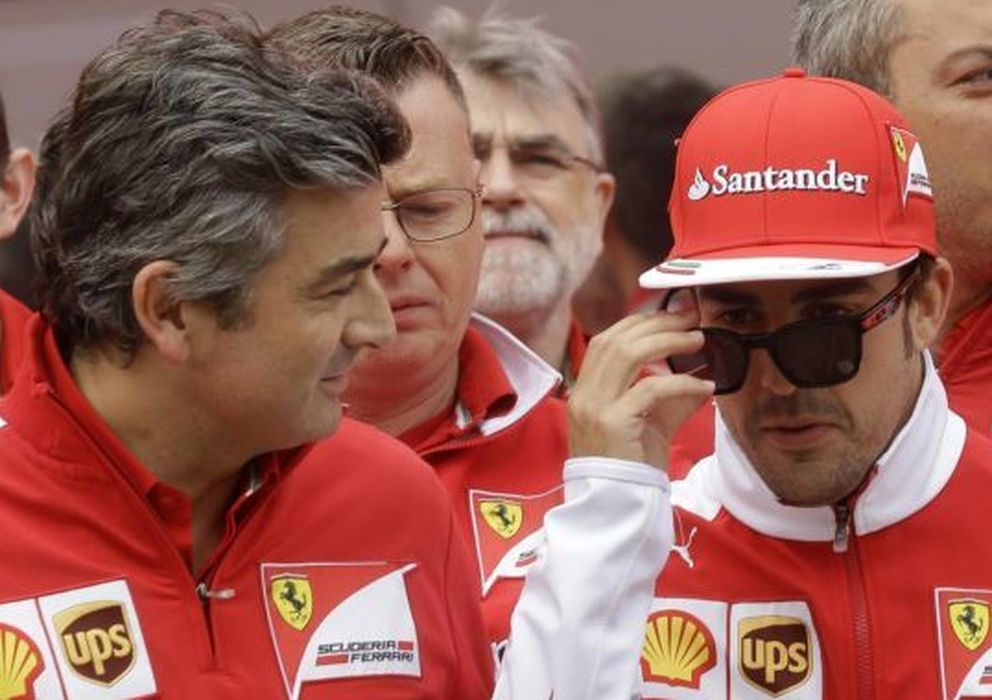Foto: Marco Mattiacci y Fernando Alonso conversando.