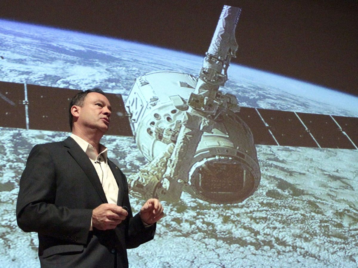 Foto: El astronauta Miguel López Alegría, participa en una conferencia en 2013 (EFE/Luis Tejido).