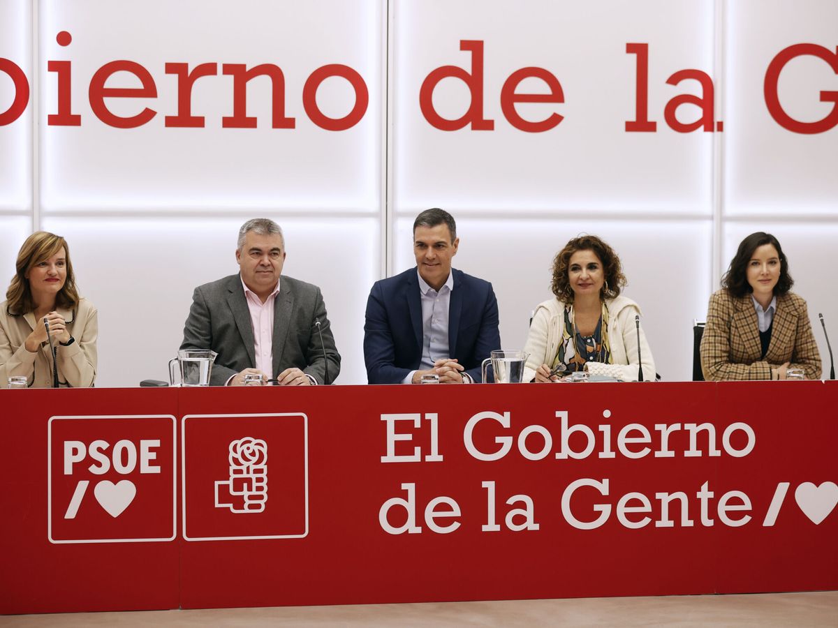 Foto: El presidente del Gobierno y secretario general del PSOE, Pedro Sánchez (c), junto a parte de la dirección del partido. (EFE/Javier Lizón)