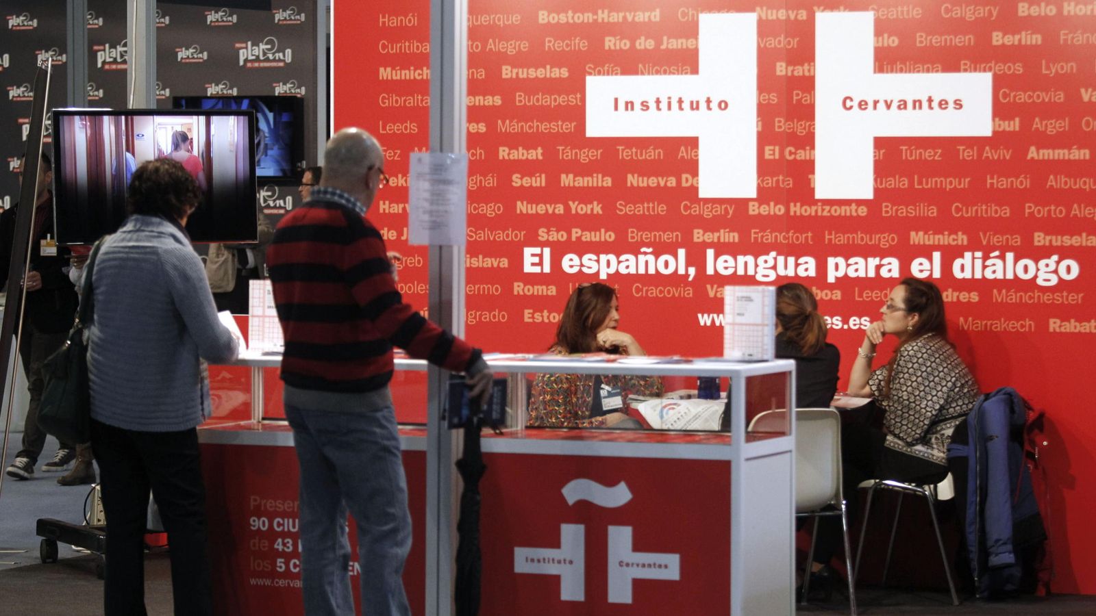 Foto: Varias personas visitan el estand del Instituto Cervantes durante el Foro Internacional del Español (EFE)