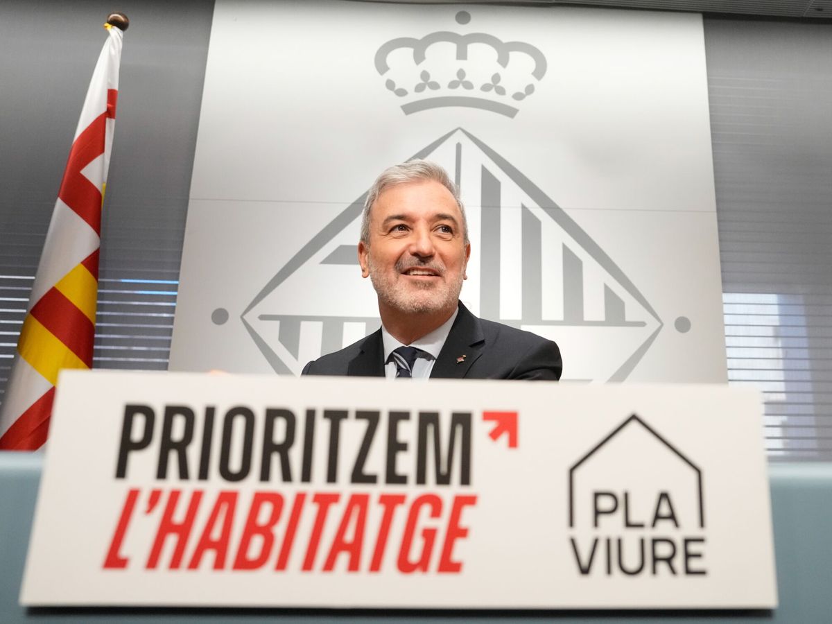 Foto: Collboni comparece ante un cartel que dice "Priorizamos la vivienda". (EFE)