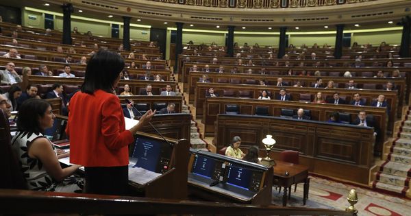 Foto: Margarita Robles, nueva portavoz socialista, durante su pregunta a Mariano Rajoy, este 21 de junio. (EFE)