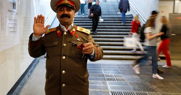 Foto: Un imitador de Stalin, durante el mundial de Rusia. (Reuters/Kai Pfaffenbach)