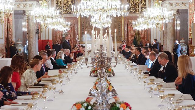 El comedor de gala del Palacio Real, durante la cena a los jefes de Estado de la OTAN. (EFE/Martín)