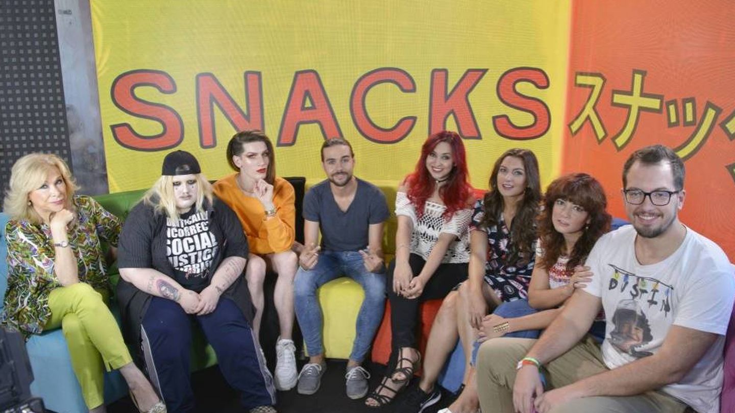 Imagen de 'Snacks de tele' con los famosos influencers. (Mediaset).